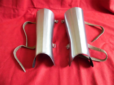 すね当て。足の形にフィットするか否かが命。